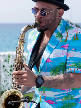 Ein Kunde von Formentera Wonders tanzt